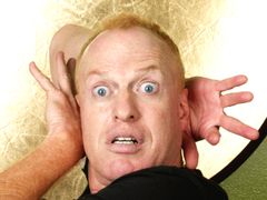 Richard Elfman interpreta Bongo Drummer at Dance Studio