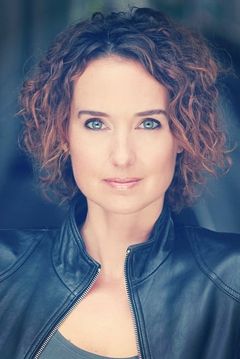 Monica Eva Foster interpreta Cheerleader (uncredited)