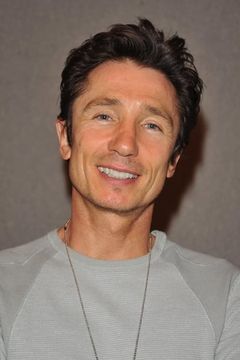 Dominic Keating interpreta Thorpe Holmes