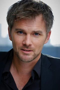 Jamie Irvine interpreta News Anchor #3