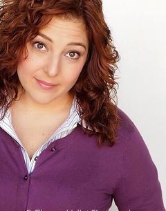 Rachel Leah Cohen interpreta Mom