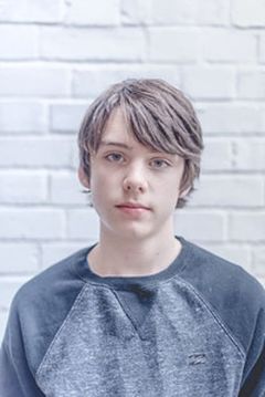 Theo Exarchopoulos interpreta Young Charlie Sisters