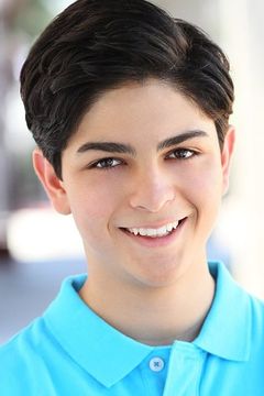 Coby Seyrafi interpreta Ali Younger