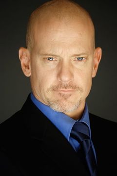 Tim Talman interpreta FBI Agent Cade