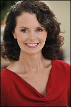 Debra Lord Cooke interpreta Suzy Bancroft