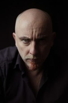 Rurik Sallé interpreta Journalist (uncredited)