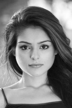 Mandi Sidhu interpreta Receptionist 2