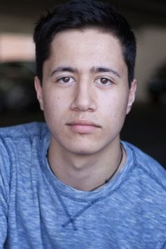 Logan Siu interpreta Hayes