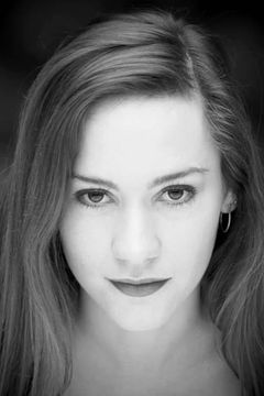 Cyd Schulte interpreta Hot Babe (uncredited)