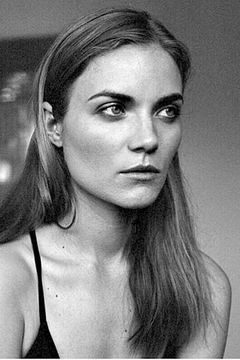 Meredith Adelaide interpreta Jock's Girlfriend