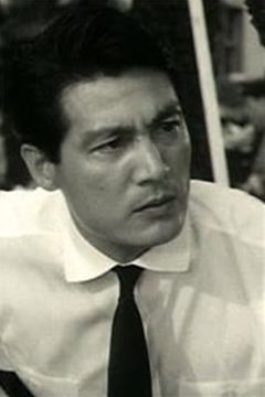 Eiji Okada interpreta Deong