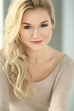 Lauren Denysek interpreta Dancer and Chorus Performer