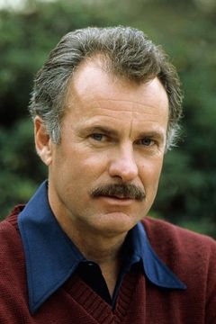 Dabney Coleman interpreta Bill Ray