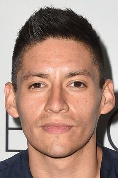 Carlos Pratts interpreta Thomas Valles