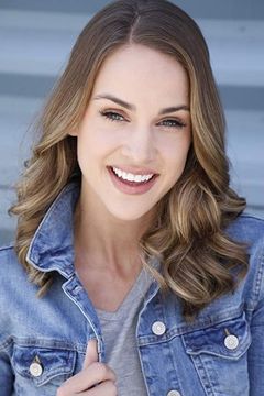 Tatum Price interpreta First Class Passenger (uncredited)