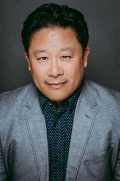 Jovanni Sy interpreta Dr. Donald Chen