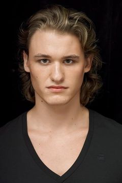 Dylan Playfair interpreta Gil
