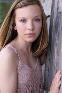 Aislinn DeButch interpreta Katie Cameron