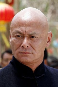 Gordon Liu Chia-Hui interpreta Johnny Mo