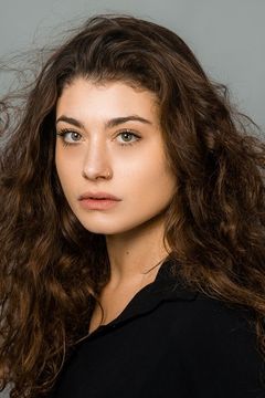 Maria Maragkou interpreta Lea