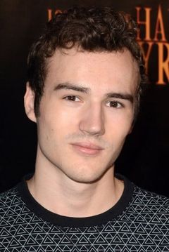 Parker Mack interpreta Andrew Carter