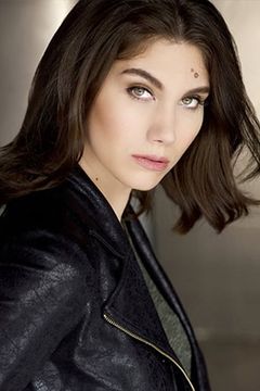 Vanessa Leigh interpreta Background