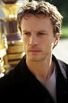 Jonathan Firth interpreta Joshua