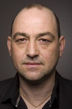 Eric Malo interpreta BBQ Mobster (uncredited)