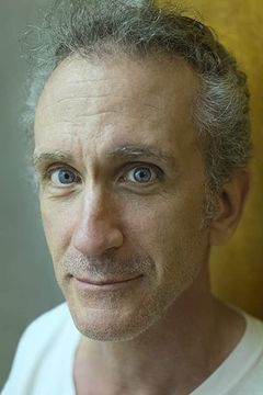 Michael Sean Tighe interpreta Seedy Looking Prisoner