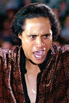 Roger Hill interpreta Cyrus