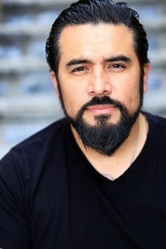 Roberto Garcia interpreta Sgt. William Gallegos