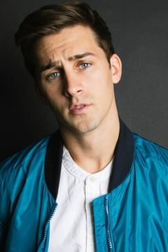 Cody Johns interpreta Kern