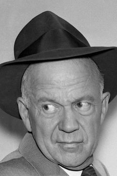 Willis Bouchey interpreta Sheriff Martin Kenner