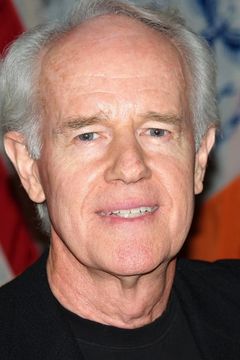 Mike Farrell interpreta Hotel Lobby Bellhop (uncredited)