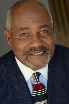Thom Gossom Jr. interpreta Coach Charlie Hanna