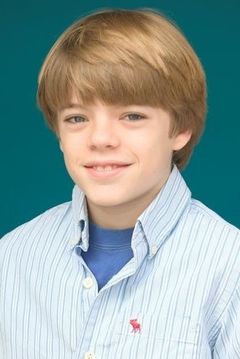 Cameron Scher interpreta Wrapping Elf (uncredited)