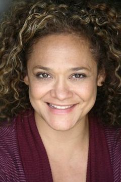 Angelyna Martinez-Boyd interpreta Angie