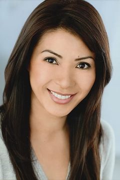 Natalie Skye interpreta Karen