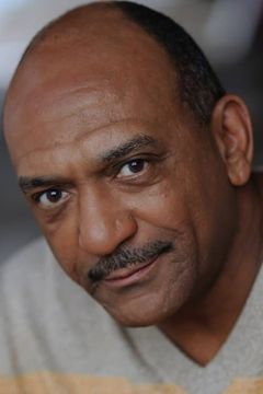 Tony Vaughn interpreta Mr. Lewis