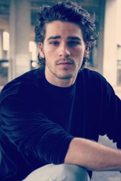 Noah Nevins interpreta Tony