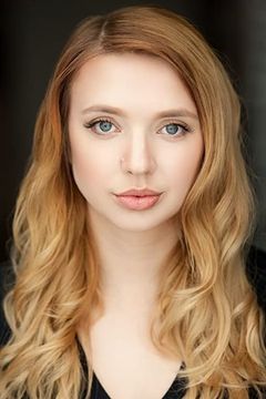 Pippa Mackie interpreta Woman