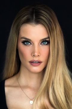Emily Maddison interpreta Nina