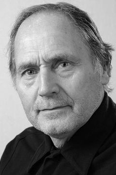 Kevin Griffiths interpreta Tom