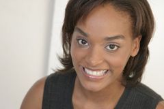 Kortney Adams interpreta Colden Books Receptionist