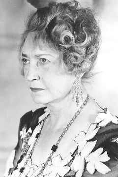 Georgia Caine interpreta Mrs. Irving
