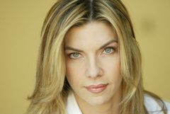 Kim Webb interpreta Lenora