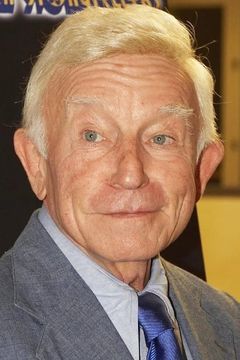 Henry Gibson interpreta Hotel clerk (uncredited)