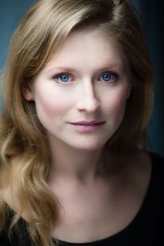 Kate Colebrook interpreta Irene's Mother / St. Lucy