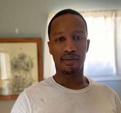 Mohammed J. Ali interpreta Guy Who Looks Like Curtis