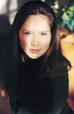 Stefany Mathias interpreta Flashback Mother